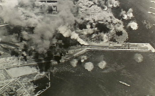 Livorno, Italia 14 giugno 1943 Il fumo sale dal molo malconcio