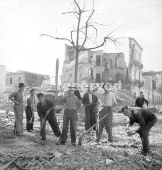 1943 Foggia Italia squadre set rimuovere le macerie dopo i bombardamenti alleati