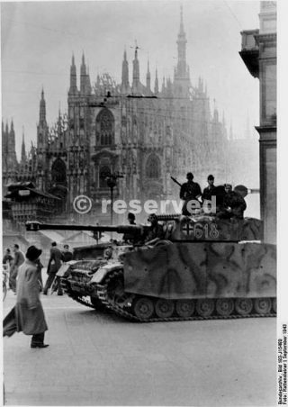 German tank in Piazza del Duomo Milan 1943_ww2