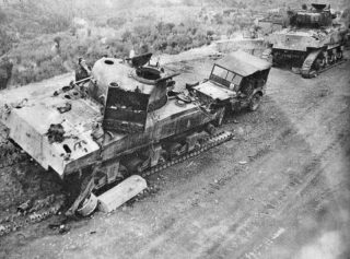 M4 Sherman divisione corazzata 6 sudafricano su una strada di montagna vicino alla città italiana di Perugia