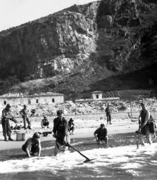 SWEEPING THE TERRACINA BEACH FOR MINES-Mine detector SCR 625