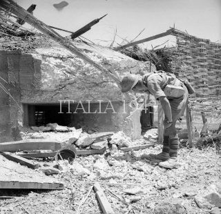 9-10 luglio 1943 Un soldato britannico ispeziona un fortino italiano catturato nella zona di Pachino sicacusa_sicilia word war