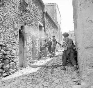 Gli uomini del 6 Inniskillings 38a Brigata irlandese case alla ricerca durante le operazioni di rastrellamento a Centuripe enna Sicilia agosto 1943