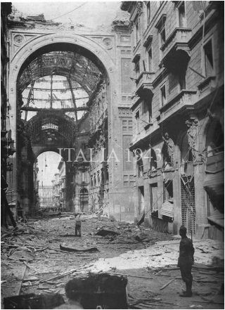 La Galleria a Milano dopo i bombardamenti dell'agosto 1943