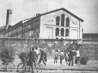 Milano Giugno 1945 I detenuti fascisti rinchiusi nel Carcere di San Vittore si affacciano ai finestroni per comunicare con i loro parenti