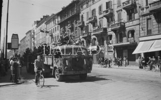 Resistenza italiana Liberazione di Milano 29 aprile 1945 autocarro carico di partigiani in Corso Buenos Aires